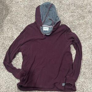 Maroon men’s hooded shirt